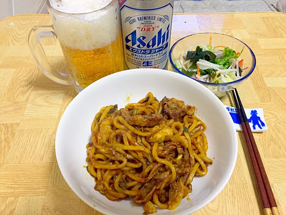 Snapdishの料理写真:極太麺の焼きそばシリーズカレー味・しょっつるのサラダ・ドライエクストラシャープ🍺|Tarou  Masayukiさん