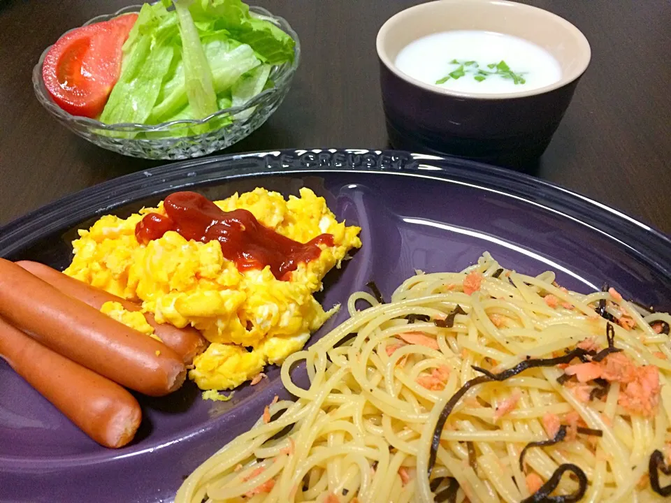 今日は、ひとりご飯  カフェ風に  鮭と塩昆布のパスタポタージュスープ  サラダ|Yukoさん