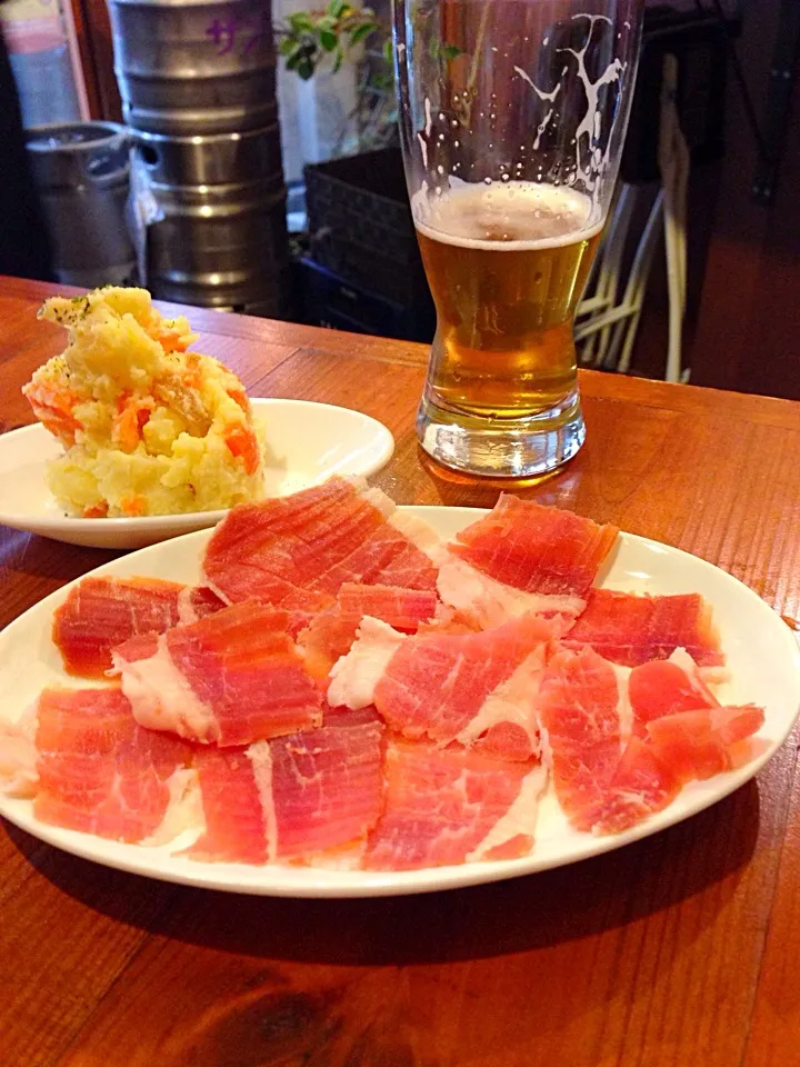 生ハムとポテサラのゴールデンコンビで、今日もお疲れさまでした。🍻|タカムーさん