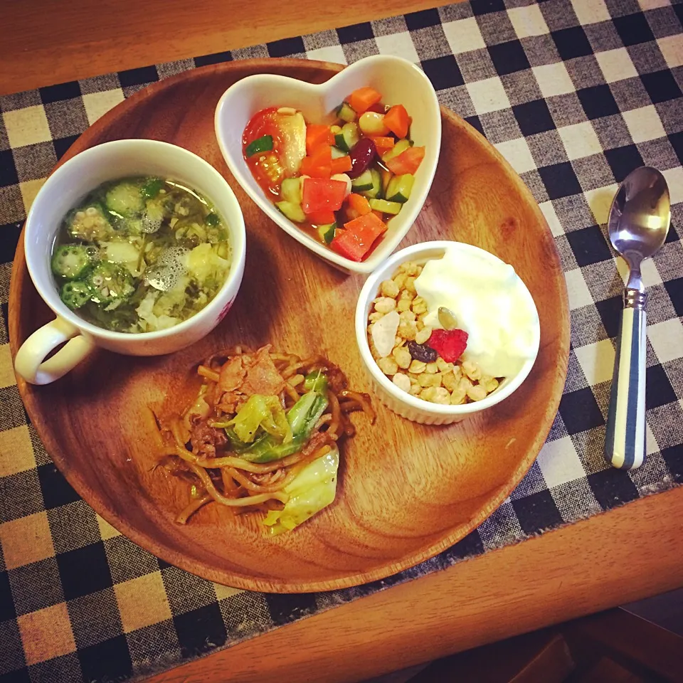 彩り野菜のピクルス、焼きそば、もずくスープ、フルグラのプレート🍴*|ｍｉｏさん