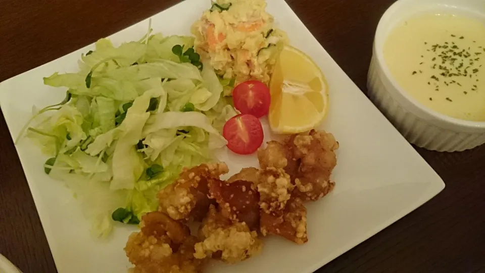 唐揚げ、付け合わせ生野菜、ポテトサラダ、コーンスープ|アンジェさん