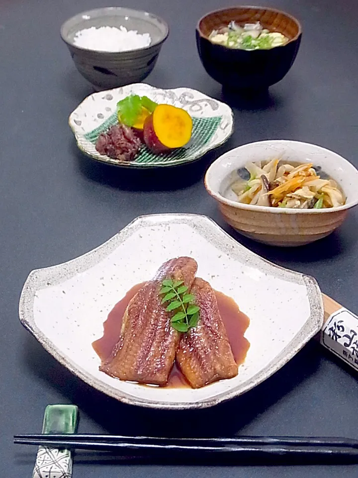 今晩は、煮あなご、切り干し大根信田煮、さつま芋煮、蛍烏賊の佃煮、きのこのかき玉汁、キヌアご飯  大きな穴子くん！なので半分に割って、白く仕上げる沢煮ではなく、お酒をたっぷり入れて、箸で持てないくらいに柔らかく仕上げた煮あなご。  今日も美味しかった！|akazawa3さん