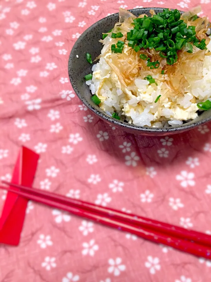 お豆腐の水分で炊き込みました。その名も お豆腐ご飯😆|ゆりねかふぇさん