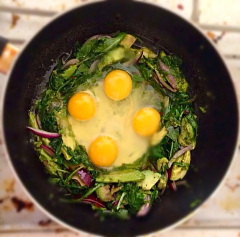 Baked eggs with coconut spinach, avocado, red onion and parmesan. Served with yoghurt.|Safiraさん