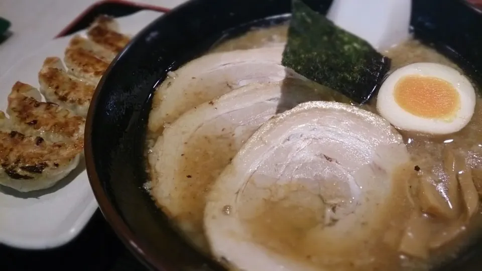 ぶし醤油チャーシュー麺＆餃子|ボンゴさん