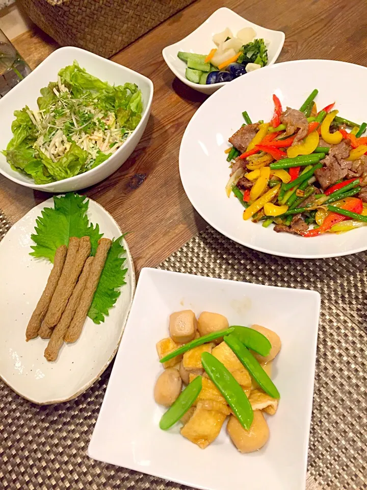 牛肉とニンニクの芽の炒め物、小芋と油揚げの煮物、ごぼうサラダ、じゃこ天スティック(市販品)お漬物🍀|まみりんごさん