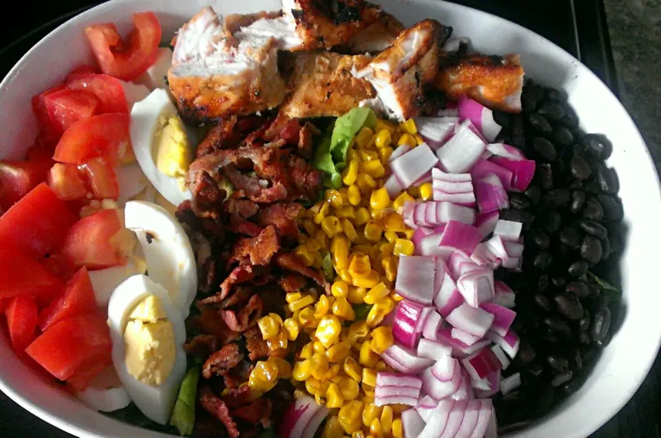 Homemade salad: Grilled chicken breast, tomatoes, red onions, hard boiled eggs,bacon bits ,black beans, corn and lettuce.|paulaさん