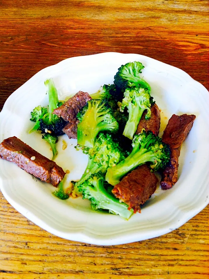 Snapdishの料理写真:Beef and broccoli stir fry|Katie Wiedenmanさん