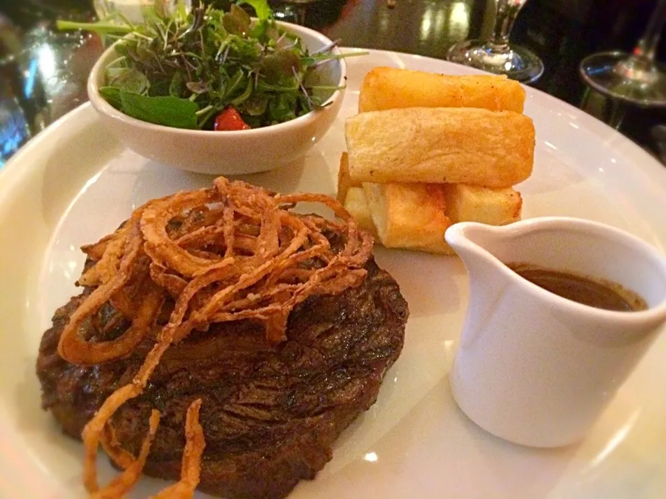 10oz Irish Hereford Prime Aged Rib Eye Steak with chunky chips and tobacco onion, Mixed leaf salad and a pepper and brandy cream sauce|Junya Tanakaさん