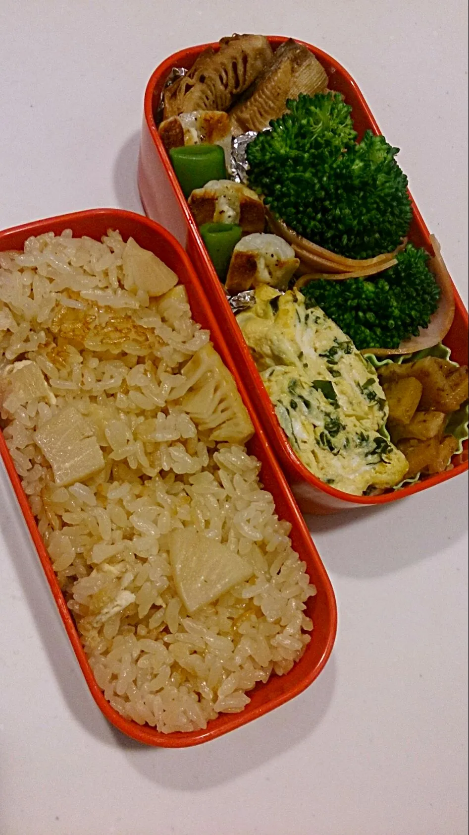 今日のお弁当

タケノコごはん・タケノコバター醤油焼き・
わかめ入り卵焼き・自家製メンマ・竹輪マヨ焼き|ゆかさん