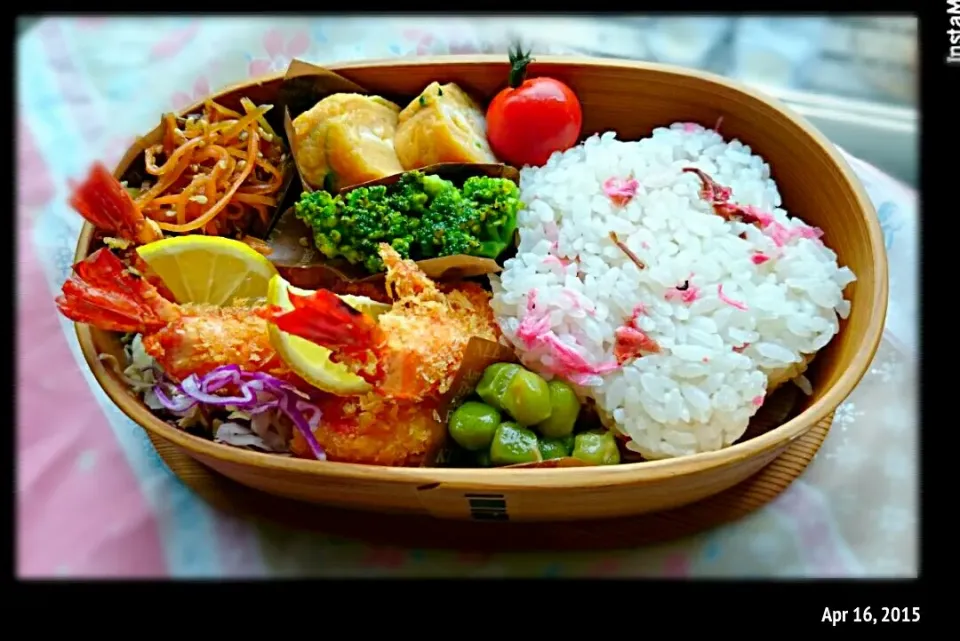 Snapdishの料理写真:桜ご飯と海老フライ弁当🍤|Takako Funasakaさん