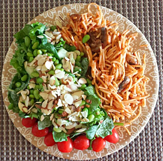 Mushroom onion tomato corn spaghetti and spinach almond edamame cucumber salad with lemon tahini dressing|Roxxi Liさん