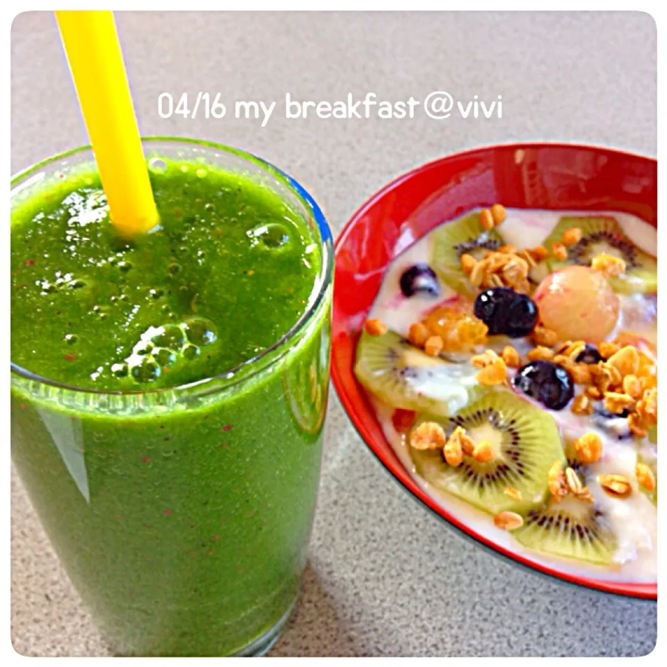 Green smoothie & fruit granola yoghurt|viviさん