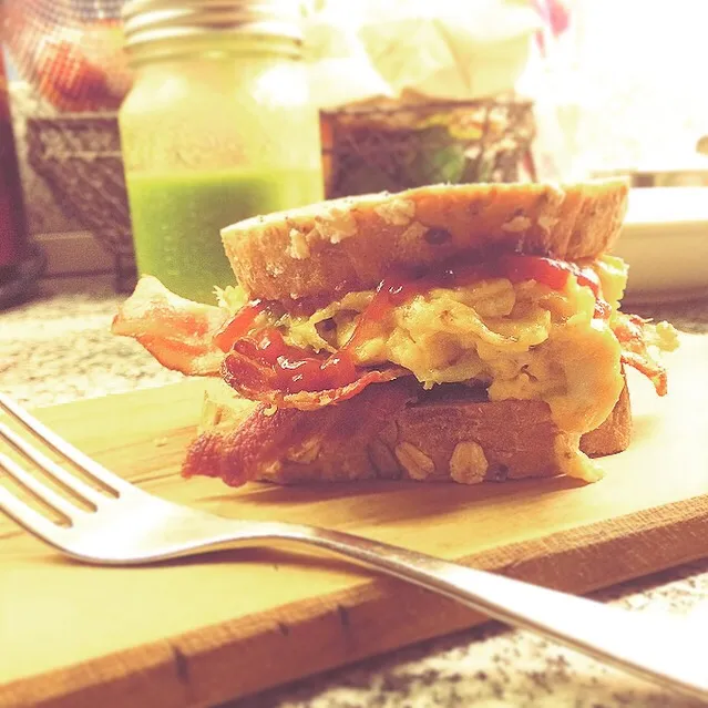 Crispy Bacon and Leek Omelette sandwich, Kiwi and Grapes Green smoothie. カリカリベーコンとネギのオムレツサンドイッチ、キウイとブドウのグリーンスムージー|Yuka Nakataさん