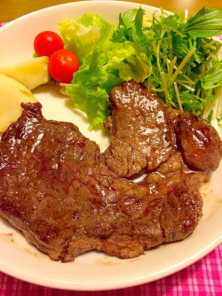 ステーキでダンナさま夕食🍴|かずみさん