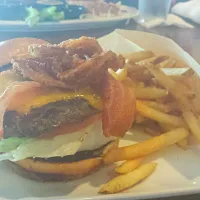 Snapdishの料理写真:Cheeseburger #yummy|latrissaさん