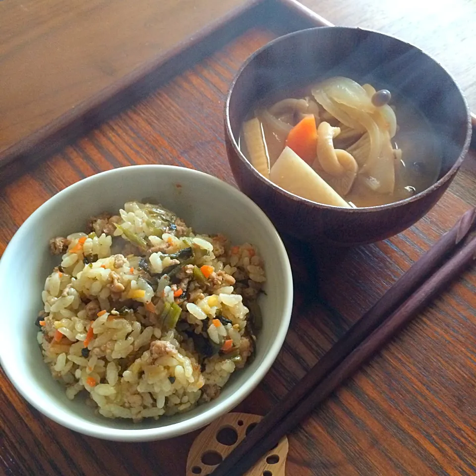 高菜と挽肉の炊き込みおこわご飯、里芋ニンジン筍シメジ玉ねぎの味噌汁|マユマユさん