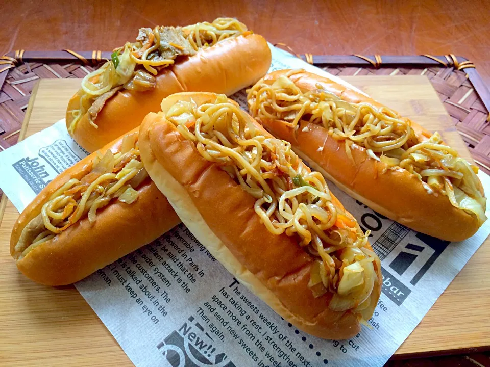 Fried Noodles dog❗️W炭の罠....焼きそばパ〜ン|🌈Ami🍻さん