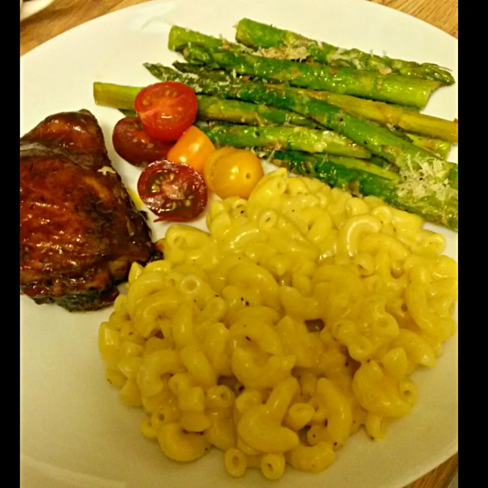 Hickory Barbecue Chicken, Garlic Parmesan Asparagus, Homemade Macaroni Cheese with lots of fresh Black Pepper  
Gourmet Medley Tomatoes. Yummy!!!!!|Mariafit4life🇺🇲🪶🦅さん