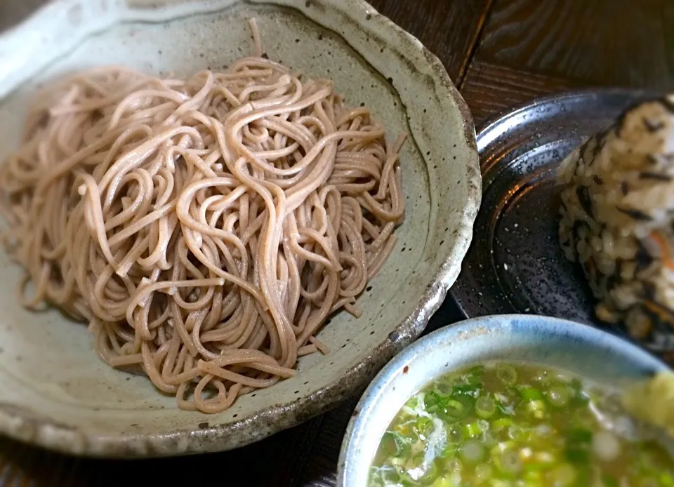 またまた昼は 炭水化物定食                あつ盛り蕎麦&冷凍のひじき飯お結び|mottoさん