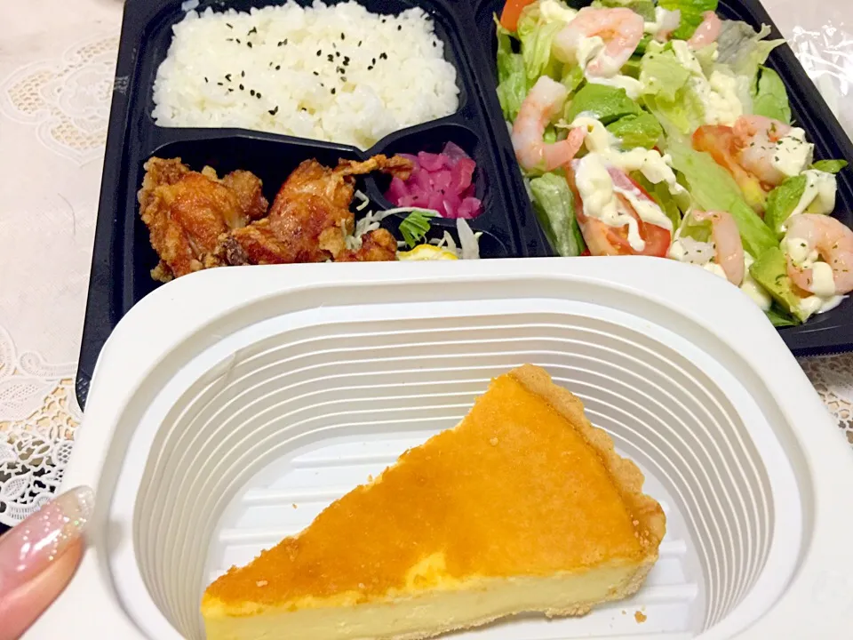 Snapdishの料理写真:Selalu penuh kejutan,,makasih bunny kilain delivery bento doang eh ada cheesecakenya hehhehe|reviliaさん