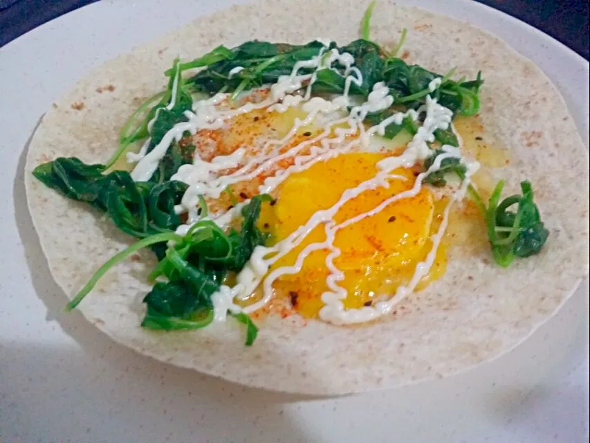 👅Wholemeal Wrap - Fried egg cheddar cheese boiled spinach Japanese chilli pepper Japanese Mayo👄👍|🌷lynnlicious🌷さん