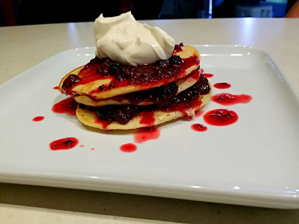 Mixed berry hotcakes with chantilly cream|alyson lemanisさん