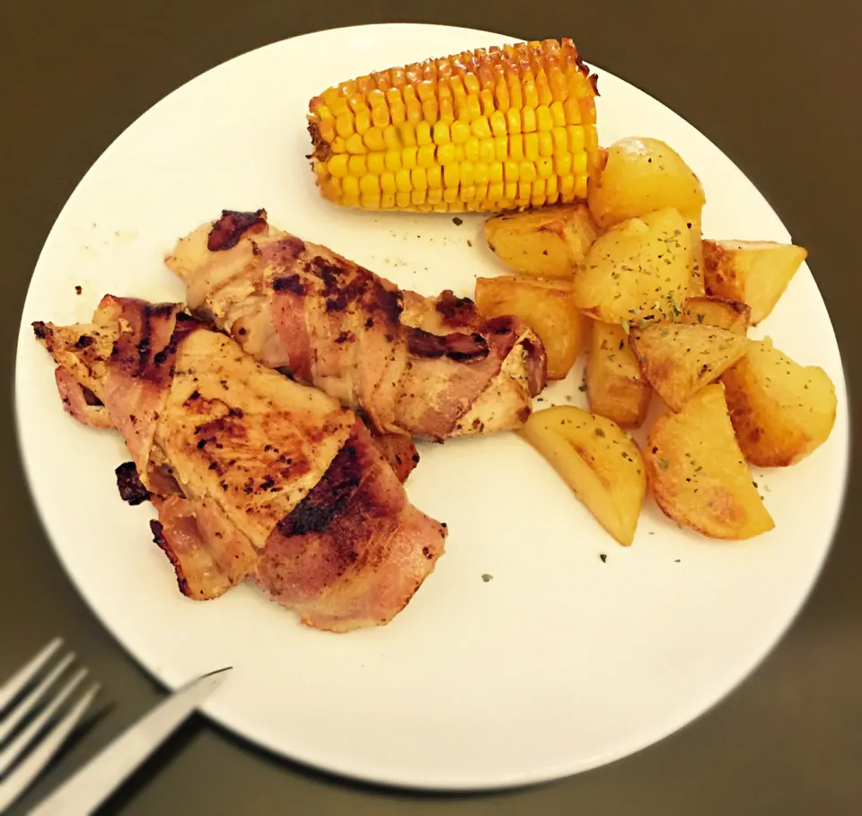 Snapdishの料理写真:Bacon-wrapped Chicken with Garlic Roasted Potatoes and Paprika-Butter Corn|angieさん