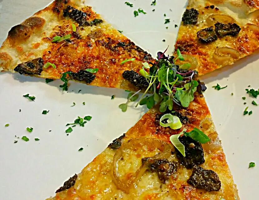 Morel mushroom and shallot pizza with black Truffle Salt.|Robert Schneiderさん