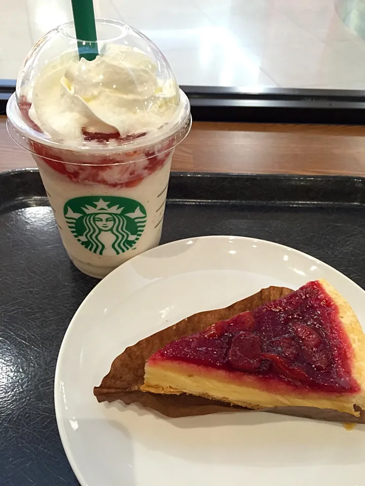 Snapdishの料理写真:チェリーパイとフルーツオントップヨーグルトフラペチーノ|Runaさん