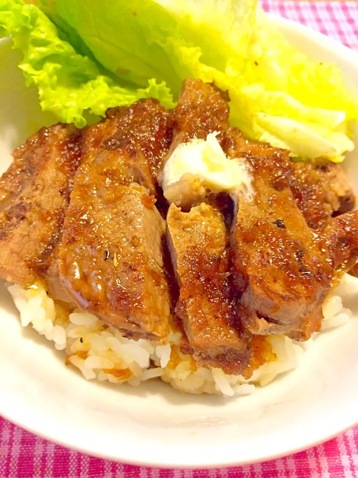 ステーキ丼でお一人さまな夕食🍚🍚|かずみさん