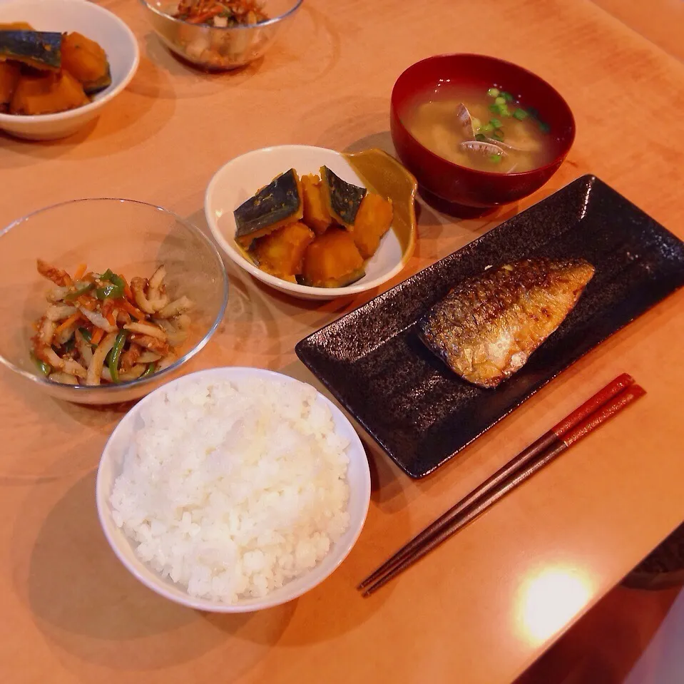 鯖の塩焼き、南瓜の煮物、竹輪とピーマンのキンピラ、あさりの味噌汁|はるさん