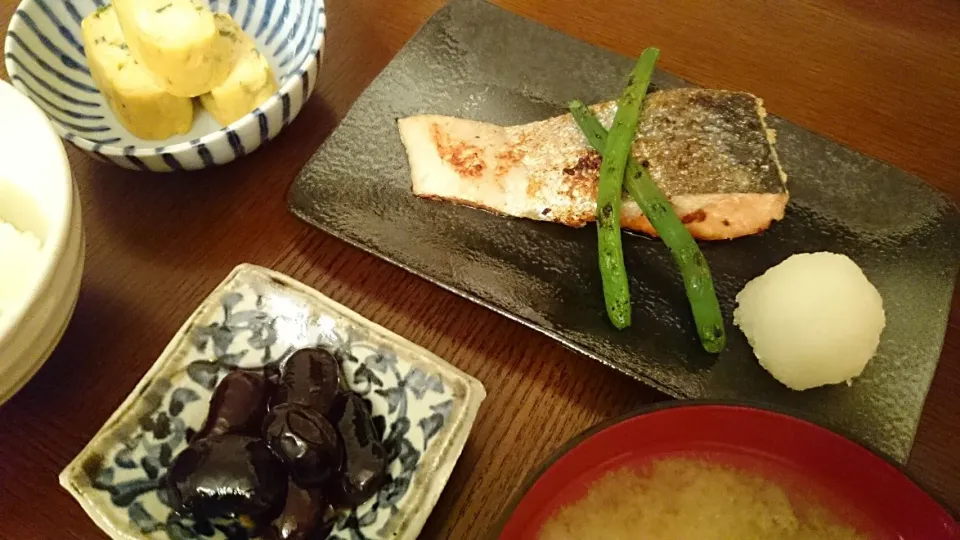 鮭の塩麹焼き、お味噌汁、黒豆、葱入りだし巻き卵|アンジェさん