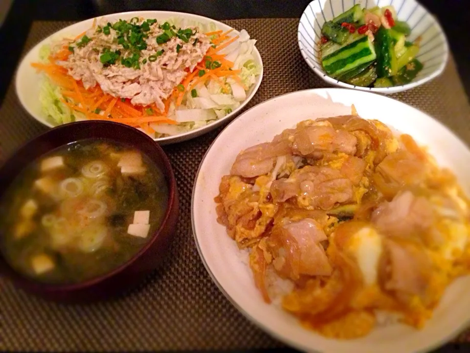 親子丼、蒸し鶏と白菜のジンジャーサラダ、キュウリの漬物、豆腐とアオサのお味噌汁|ayumiさん