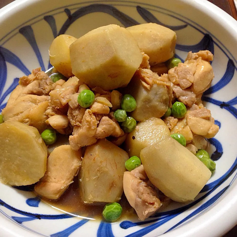 里芋と鶏肉の煮物 砥部焼の器に盛って|あっこぷーさん