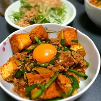 Snapdishの料理写真:【晩ご飯】厚揚げと挽肉のキムチ炒め丼|yo-Pさん