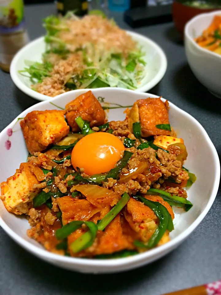 Snapdishの料理写真:【晩ご飯】厚揚げと挽肉のキムチ炒め丼|yo-Pさん