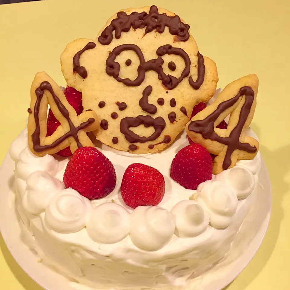 Snapdishの料理写真:バースデーケーキ！娘っ子が書いた、旦那の似顔絵クッキーのせw|のぶコさん