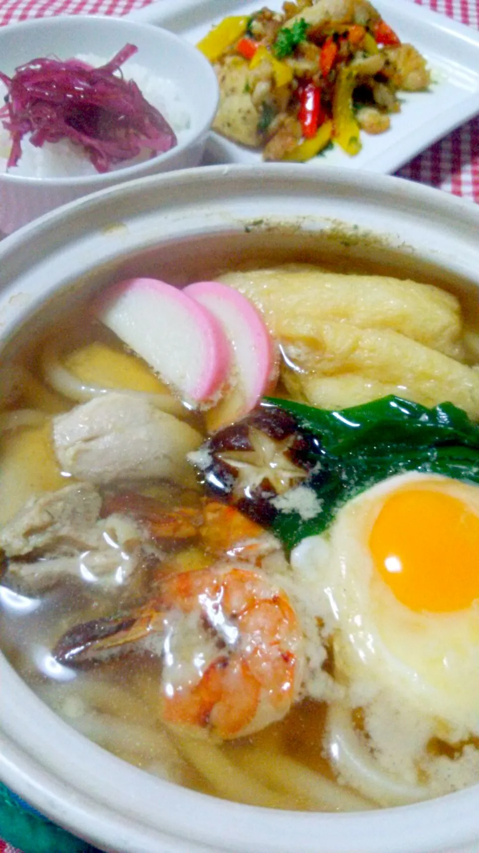 鍋焼きうどん(鶏もも肉･えび･椎茸･油揚げ･卵･蒲鉾･青ねぎ)、レモンソテー(鶏胸肉･赤&黄パプリカ･パセリ)、梅しそわかめ|まあるさん