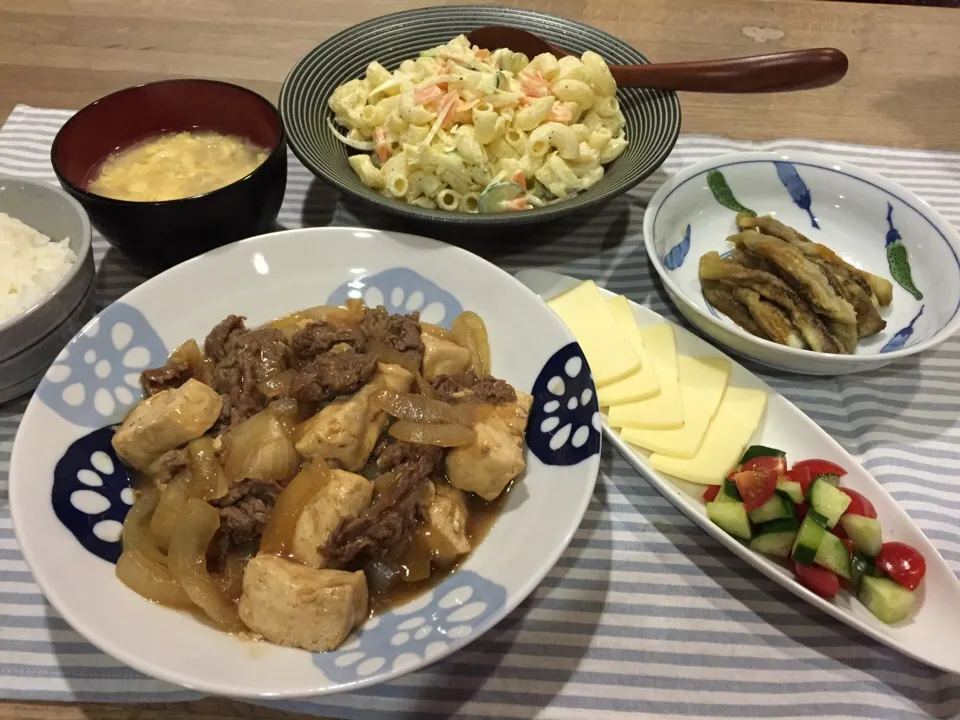 すき焼き風肉豆腐・焼き茄子・マカロニポテトサラダ・チーズ・モヤシの卵とじ味噌汁|まーままさん