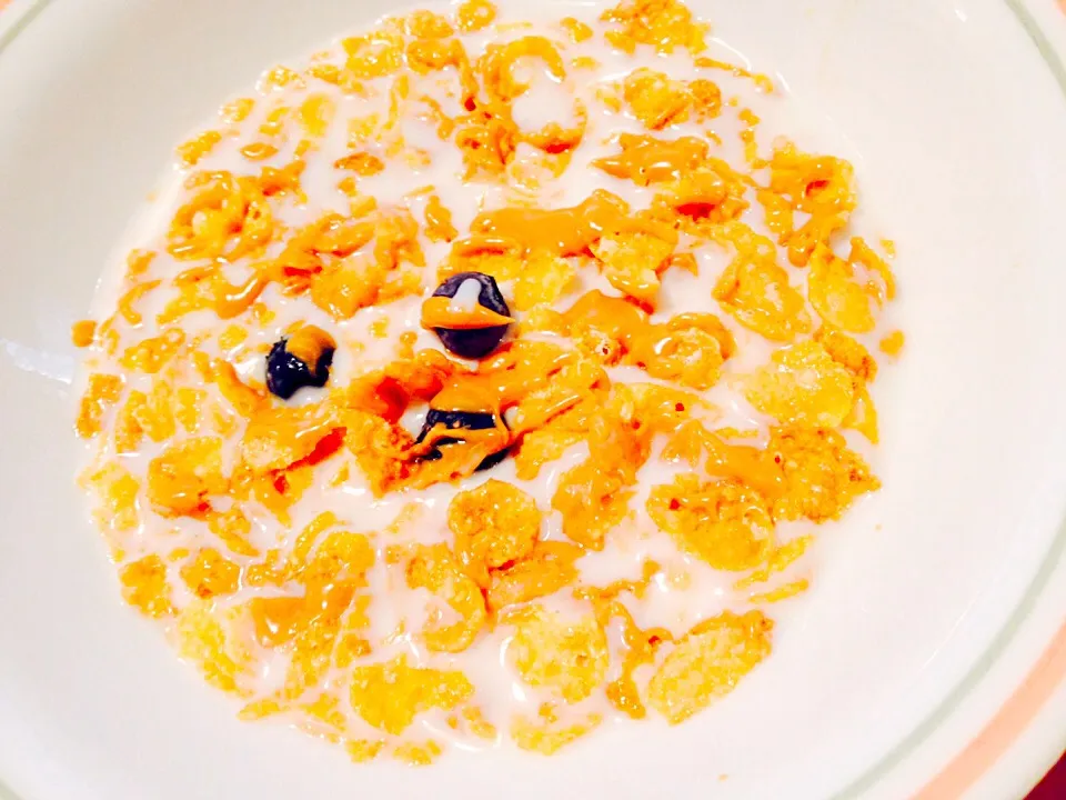 Frosted flakes with drizzles of peanut butter and blueberries :D|KHaylee09さん