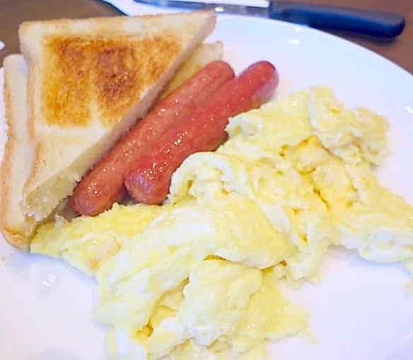 Toasts with butter, sausages and scrambled eggs :D|KHaylee09さん