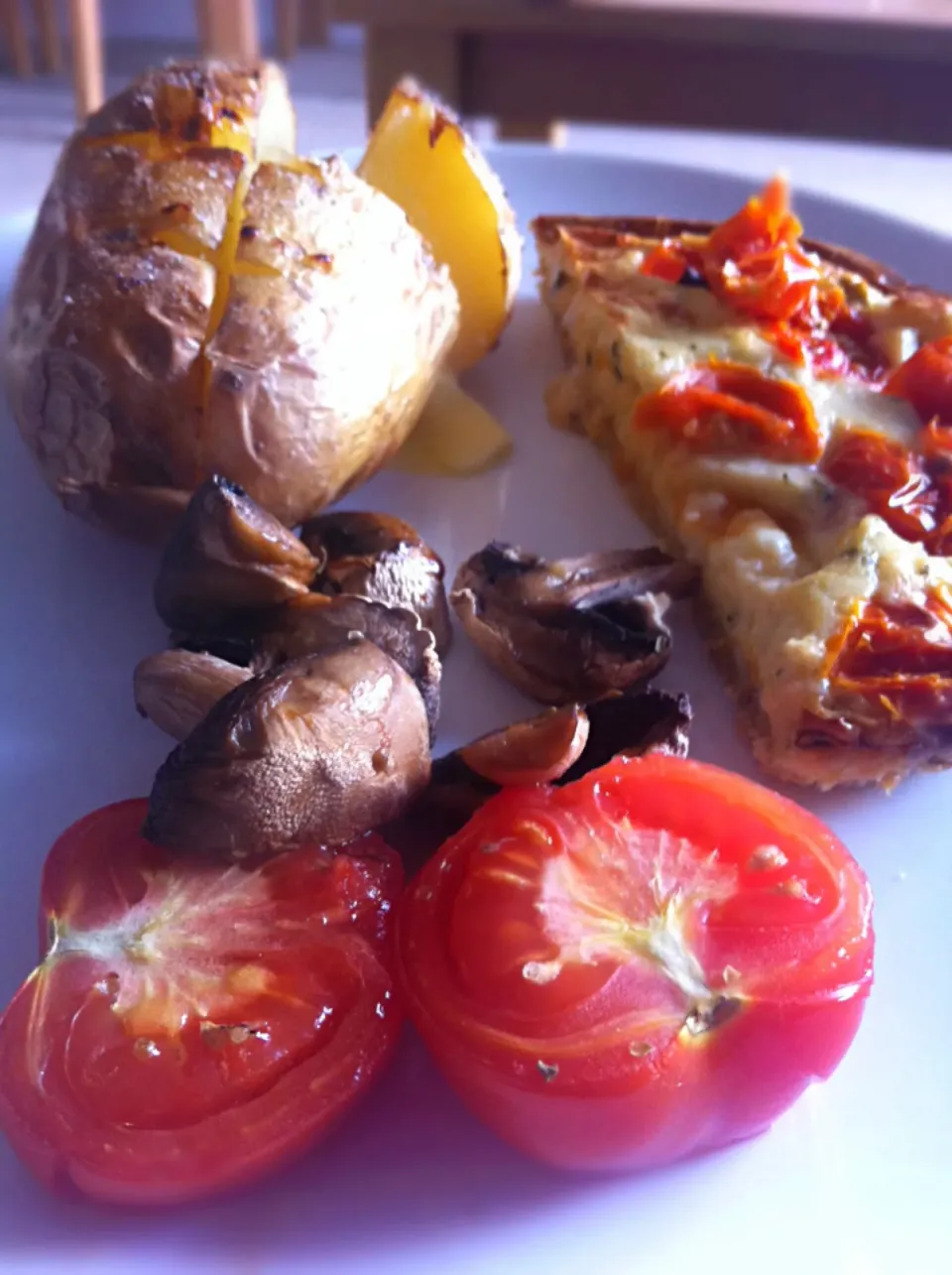 Vegetarian dinner - baked potato, mushrooms tomato and quiche x|🍓Jolejo🍓さん