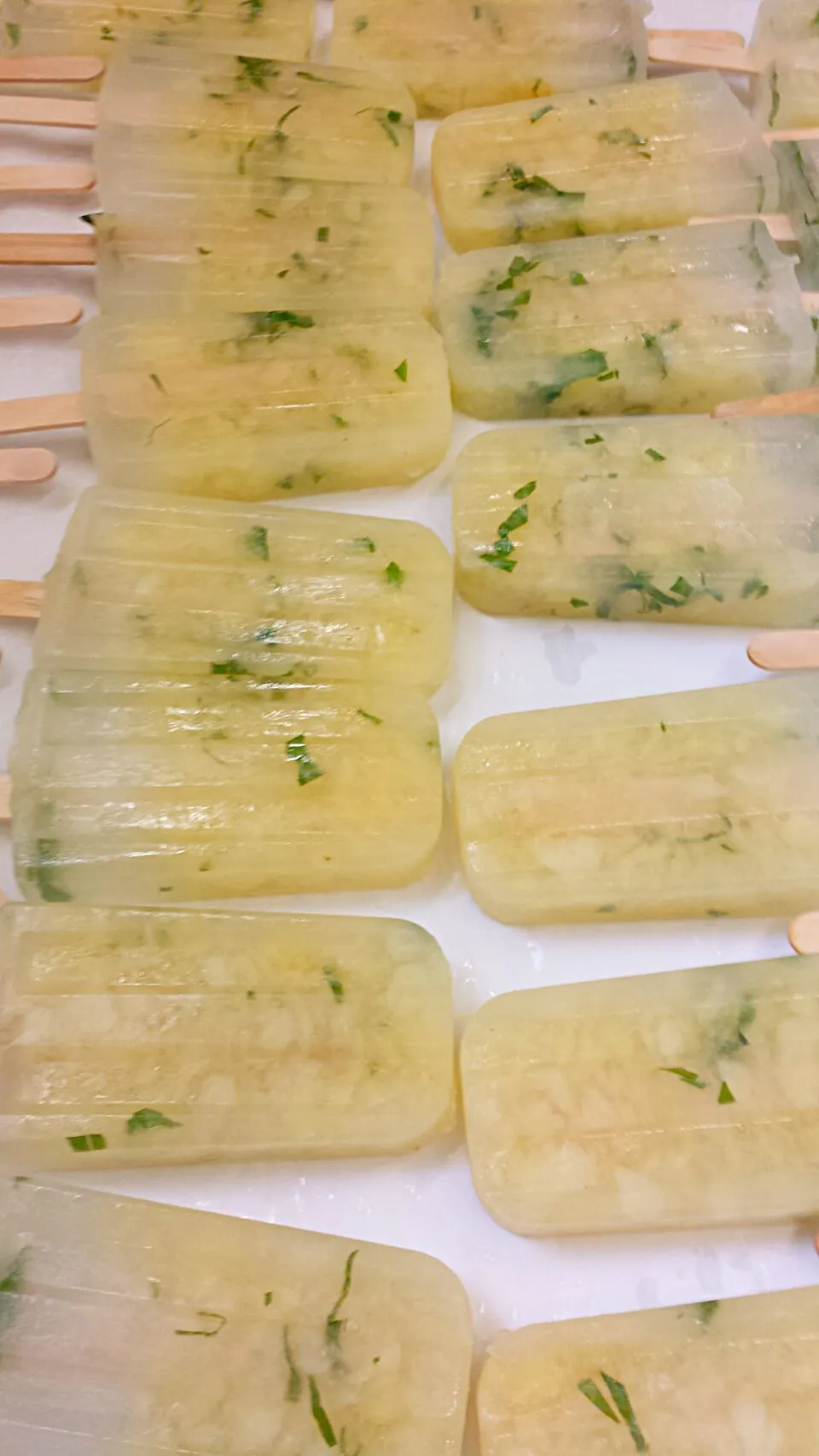 Snapdishの料理写真:Pineapple basil lemonade popsicle|sarah kangさん