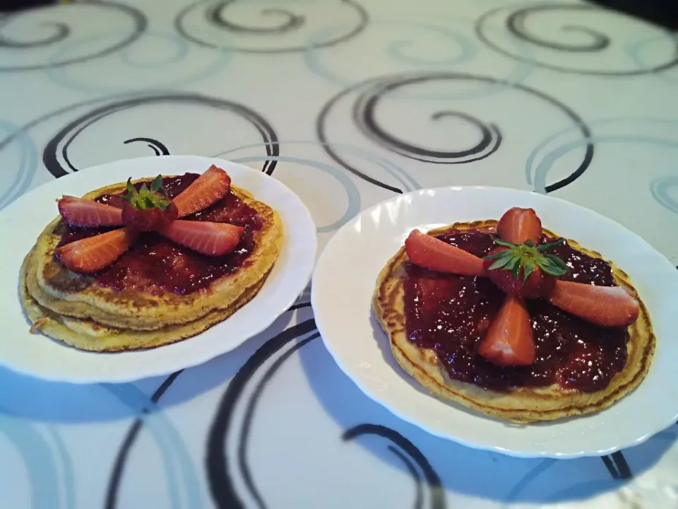 Snapdishの料理写真:Pancakes with raspberry jam|Emiliano Luciさん