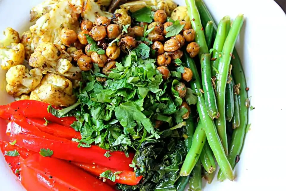 My Super Food Vegan Bowl. Garam Masala Cauliflower,  Fennel and Lemon Haricot Verts, Spicy Garlicky Kale, Grilled Red Bell Pepper and Crunchy Moroccan Chickpeas|lisaさん