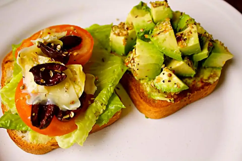 The Sandwich: An Herb crusted Avocado sandwich.  #Vegan#raw#glutenfree#lunchtime#lunch#foodie#avocado#foodphotography#vegansonig#rawfoods|lisaさん