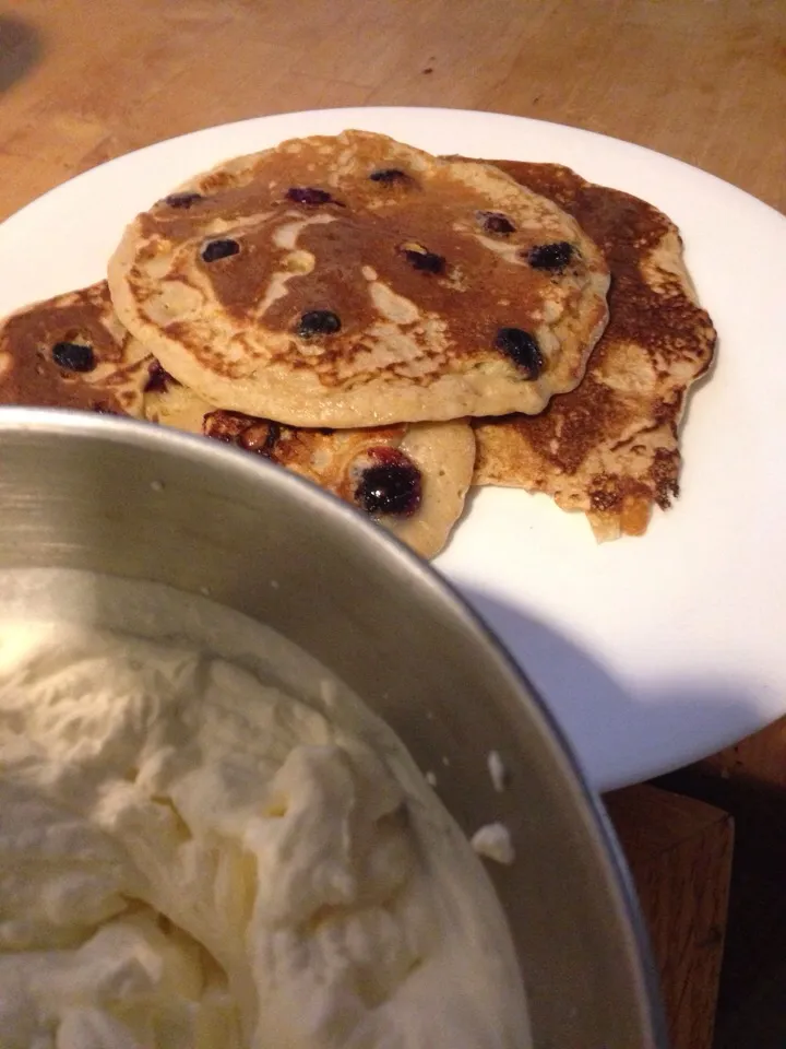 Blueberry pancakes fresh whipped cream|Melissa Cowleyさん