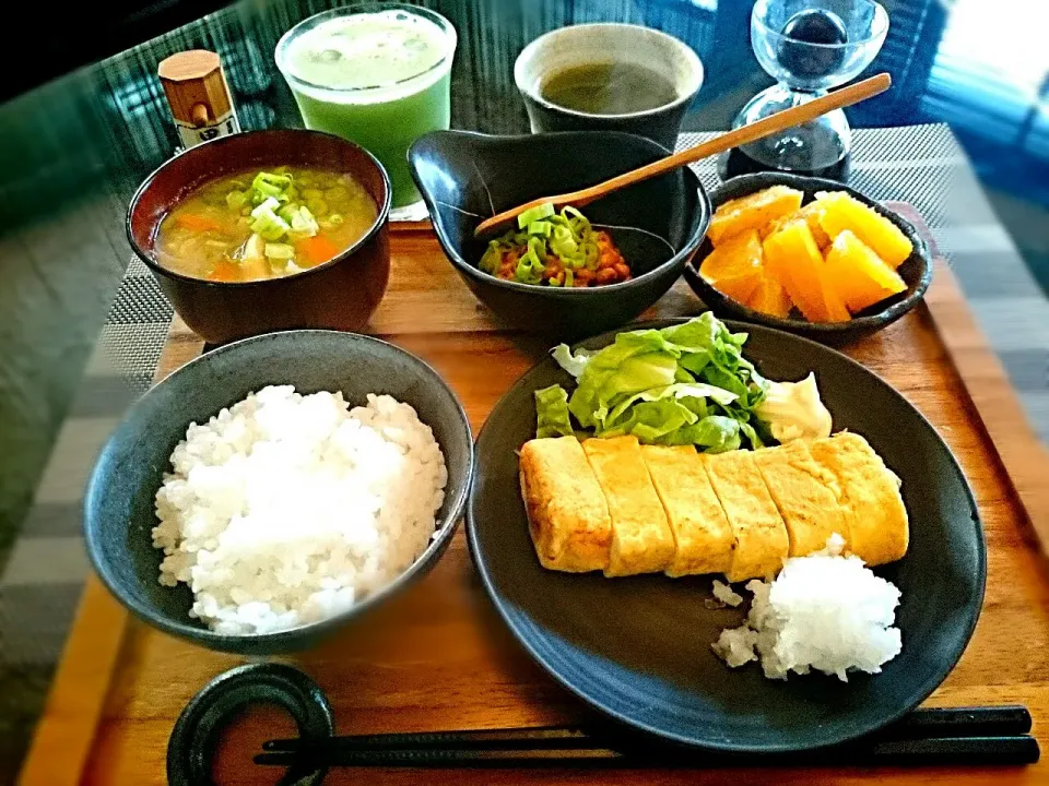 おはようございます☀🙋❗ 4月17日(金)の朝ご飯🍚 ●土鍋炊きたてご飯 ●だし巻き卵 ●納豆 ●お味噌汁 ●オレンジ ●グリーンスムージー|yokoさん