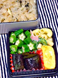 お弁当（大葉入り鯛めし、マカロニサラダ、なすの煮浸し、卵焼き、オクラ）|すーさん